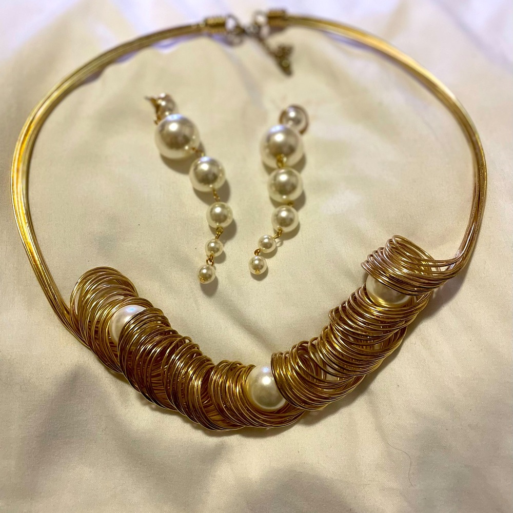 Necklace and earrings. Pearl and gold set